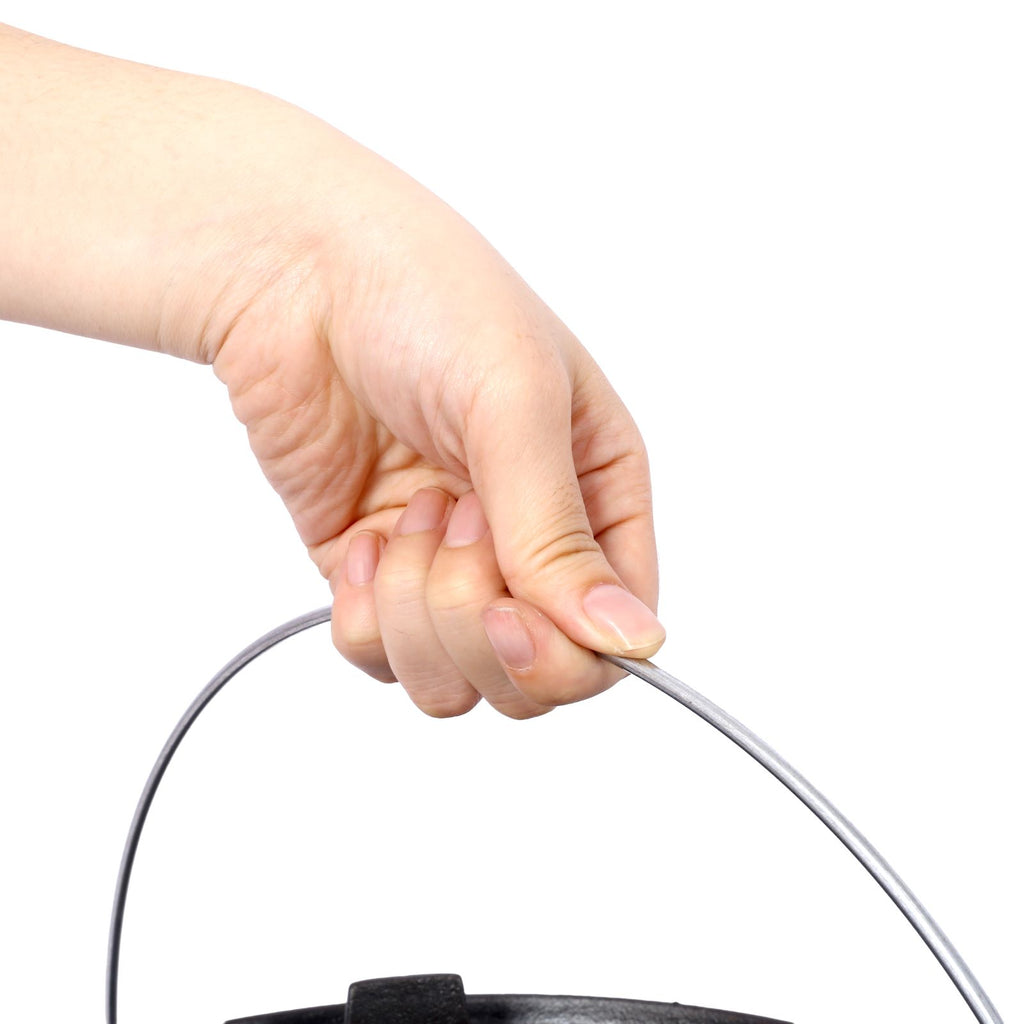 campfire Dutch oven with carrying handle
