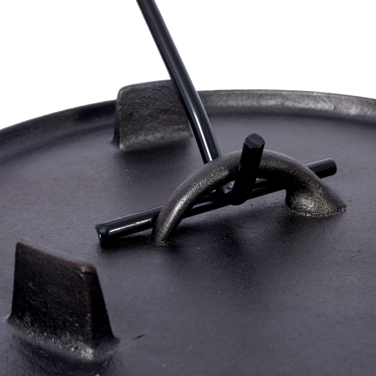 cast iron camp cookware with lid lifter